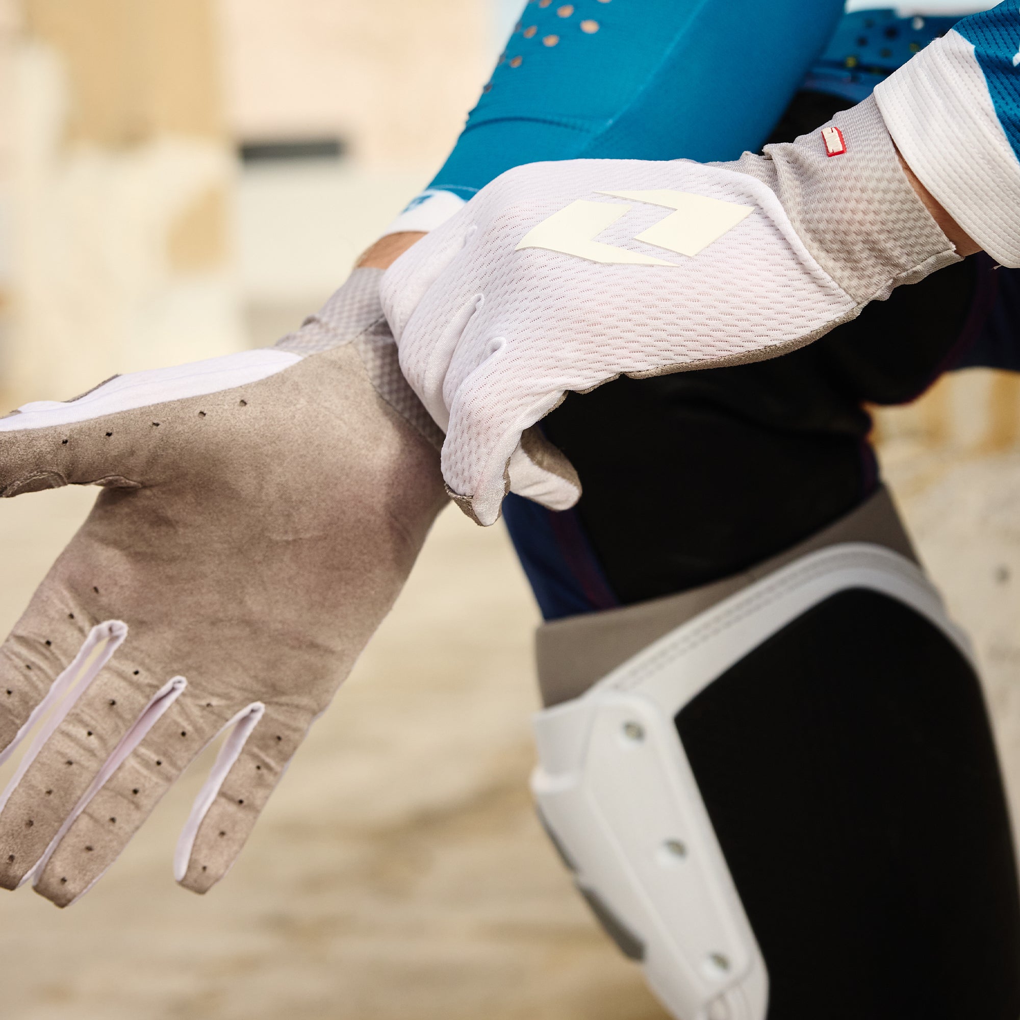 V-197 Glove - ICE WHITE