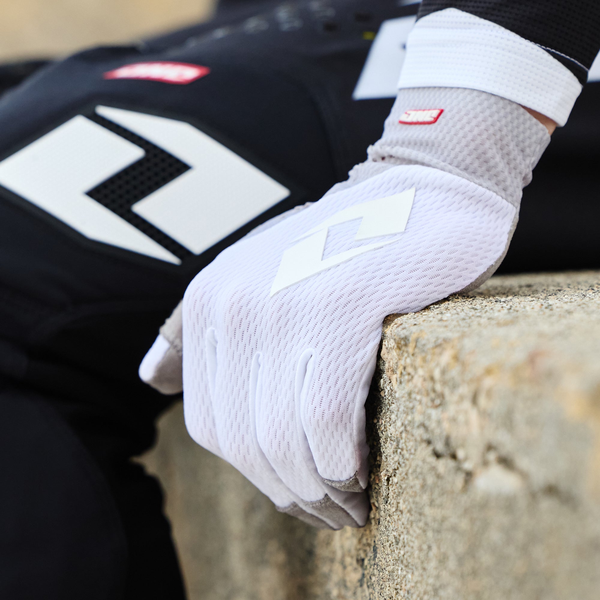 V-197 Glove - ICE WHITE – ONEIND RIDER SUPPORT