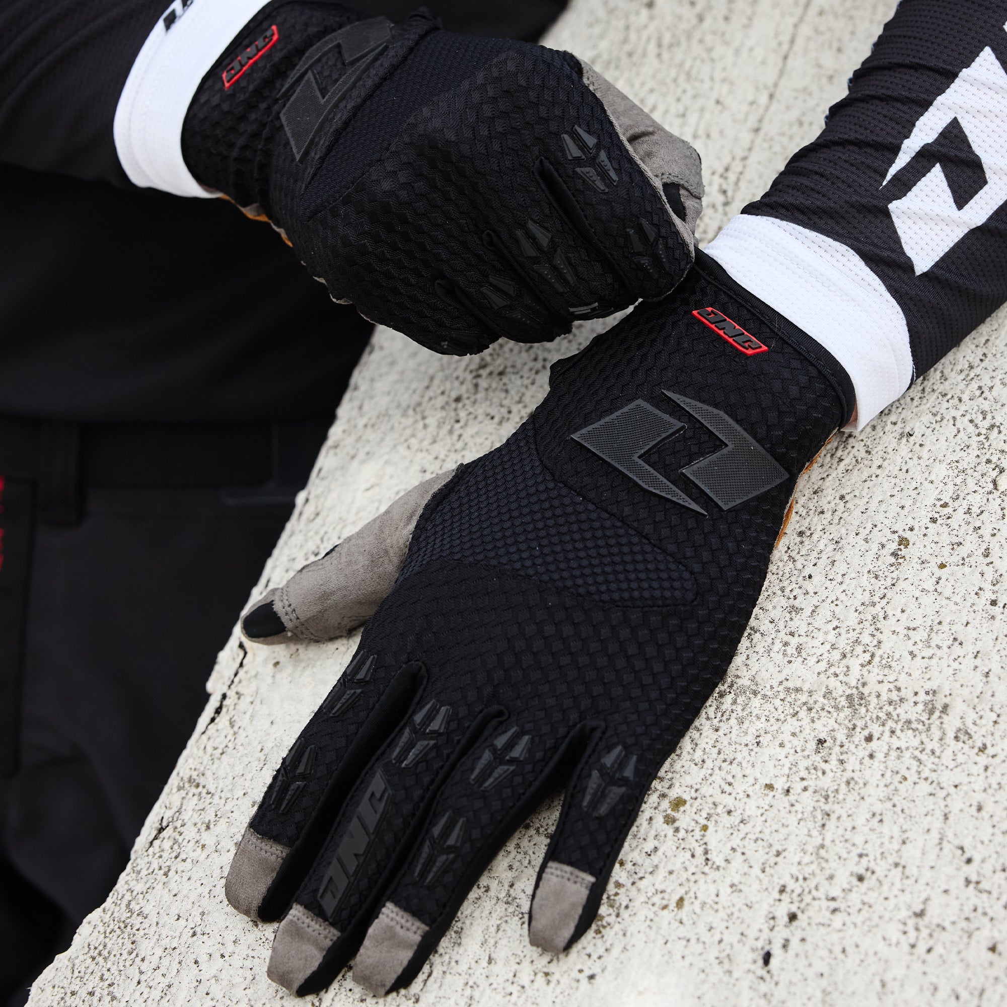 DOZEN ONE ダズンワンradiall X-197 Glove - CORE BLACK – ONEIND RIDER SUPPORT