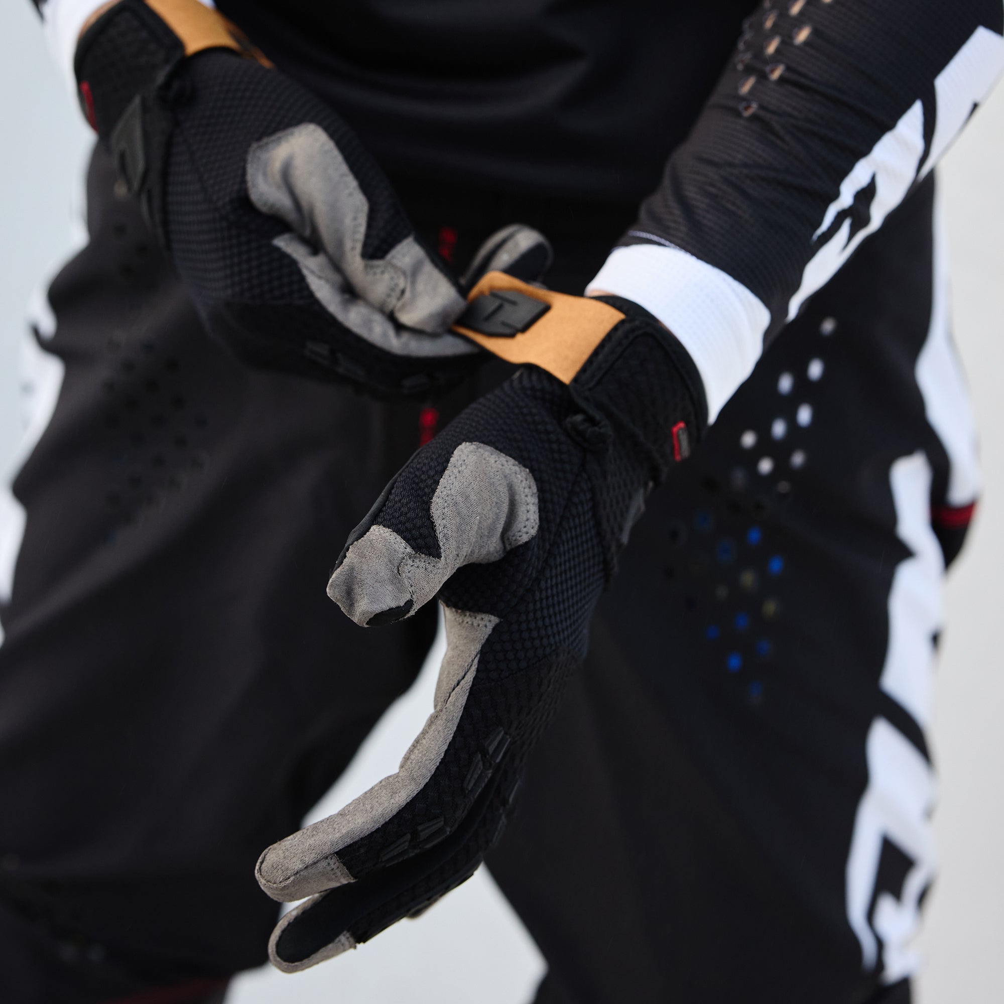 X-197 Glove - CORE BLACK – ONEIND RIDER SUPPORT