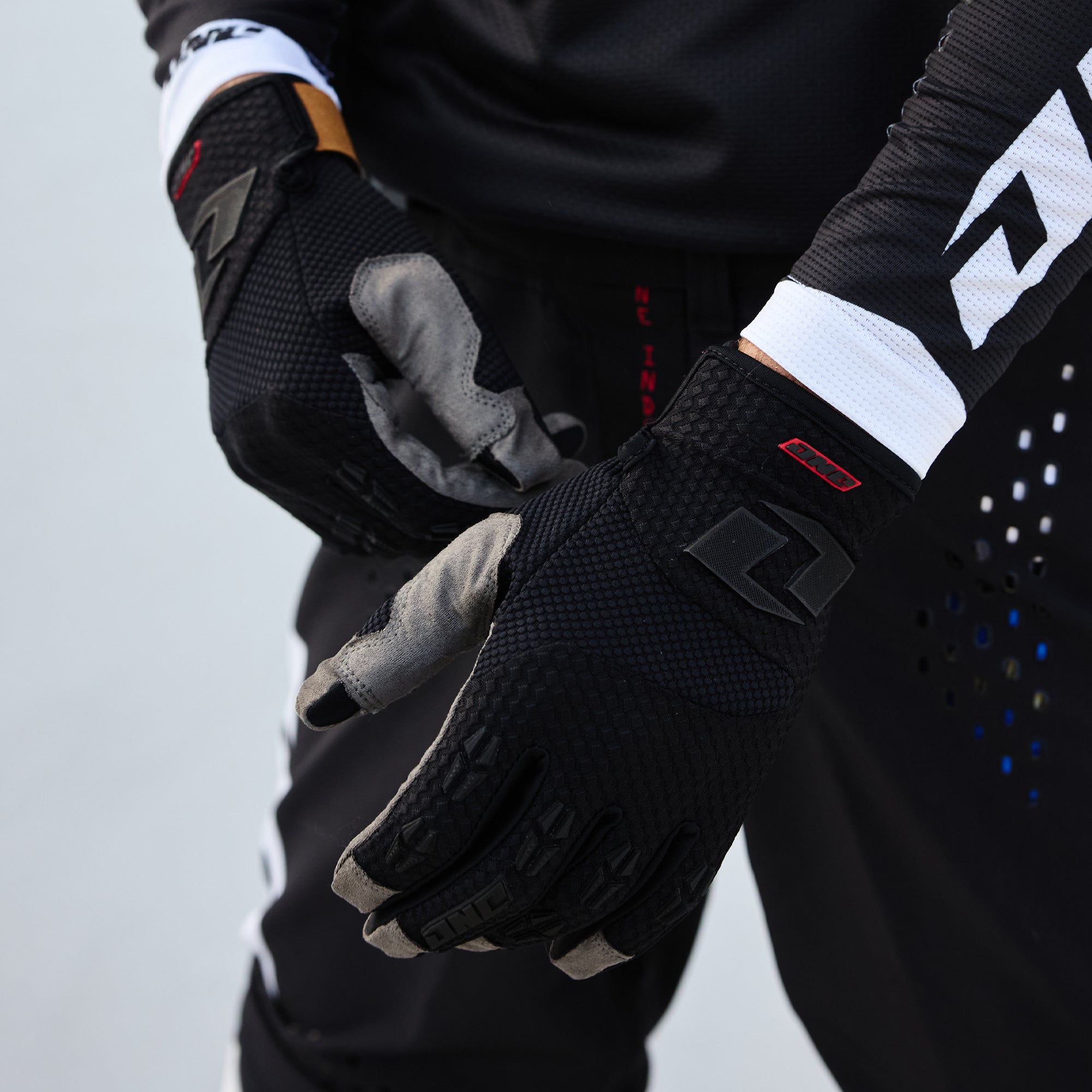 X-197 Glove - CORE BLACK – ONEIND RIDER SUPPORT