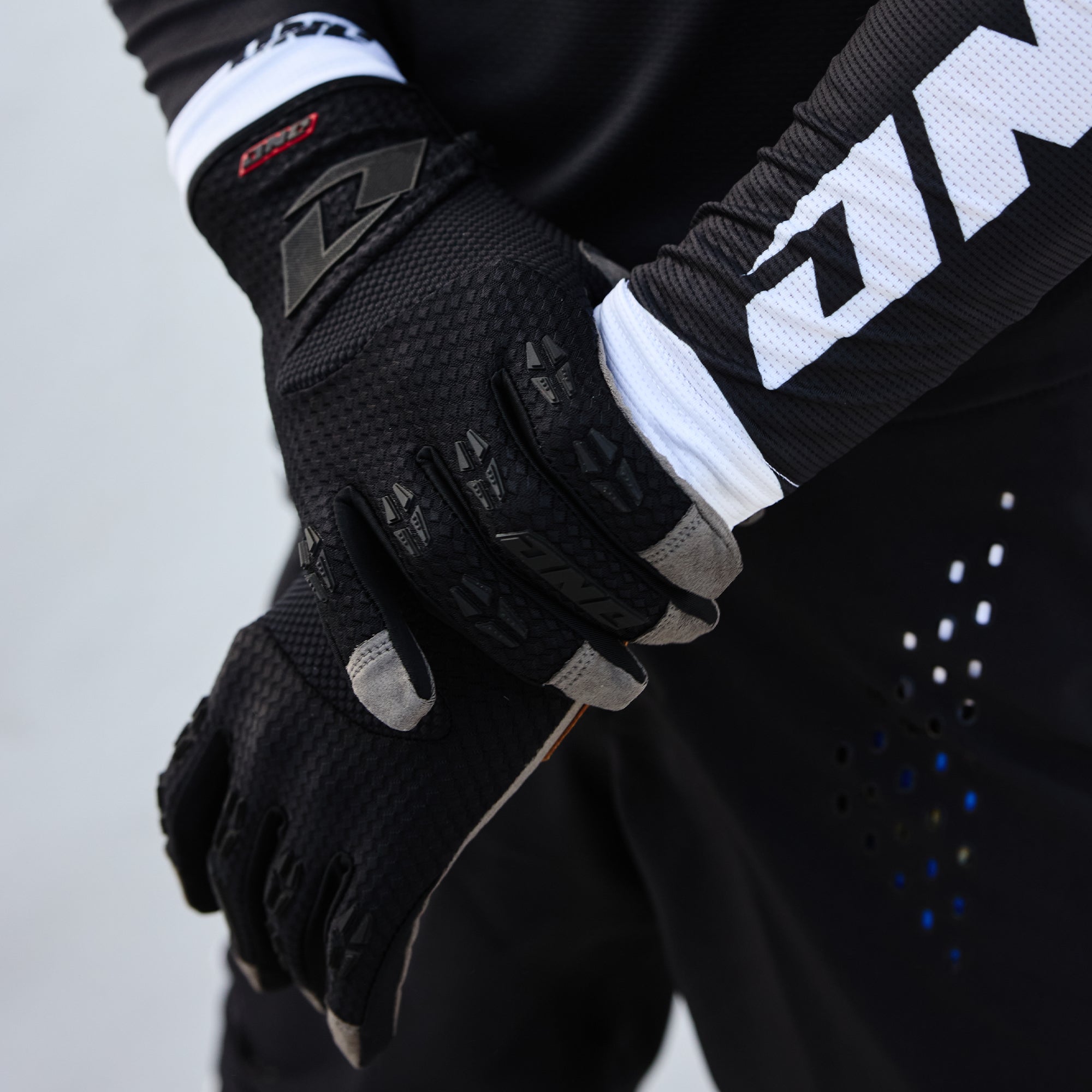 X-197 Glove - CORE BLACK – ONEIND RIDER SUPPORT